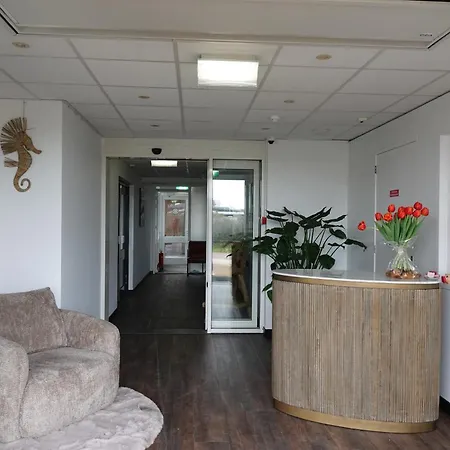 アパートホテル Huize De Duinen